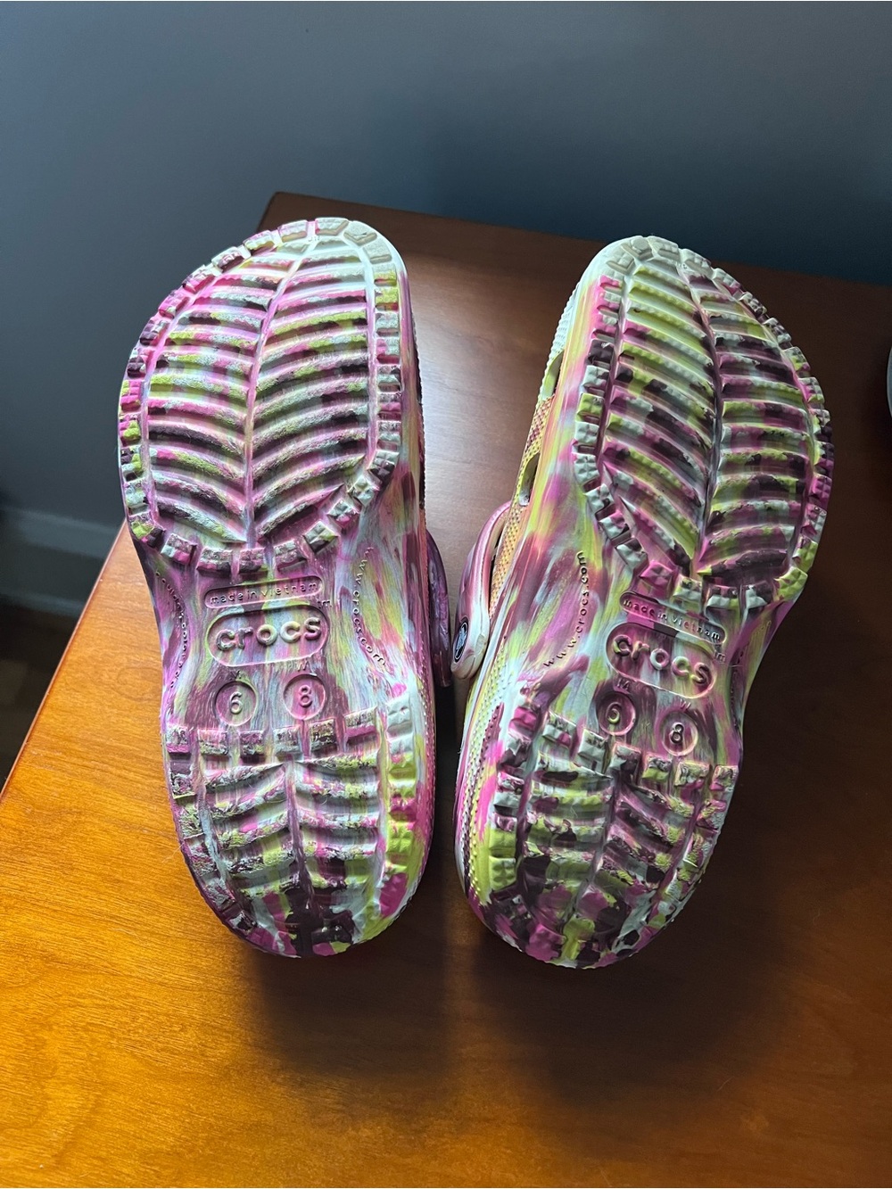 CROCS Marbled Pink White Yellow Slip-On Clogs - Picture 4 of 4